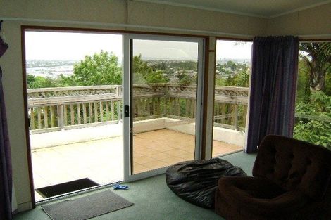Photo of property in 635 Glenfield Road, Totara Vale, Auckland, 0629
