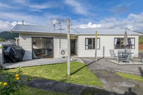 Photo of property in 13 Atarau Grove, Paraparaumu, 5032