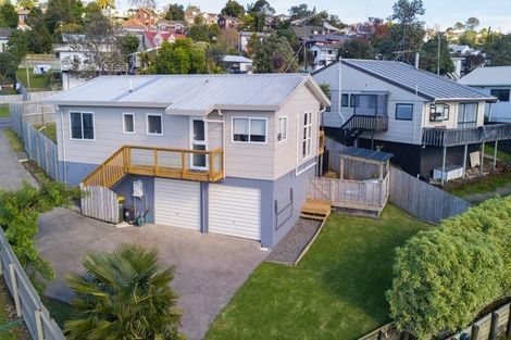 Photo of property in 68 Trias Road, Totara Vale, Auckland, 0629