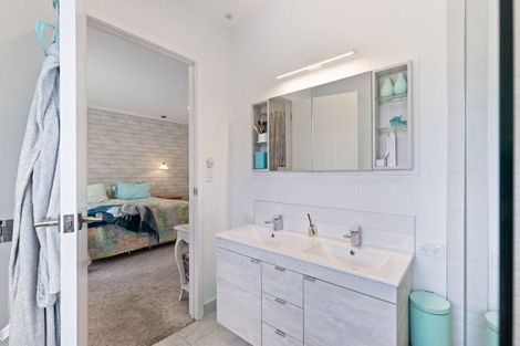 Photo of property in 51 Coutts Way, Fitzherbert, Palmerston North, 4410