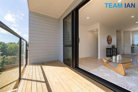 Photo of property in 7/11 Kayle Glen, West Harbour, Auckland, 0618