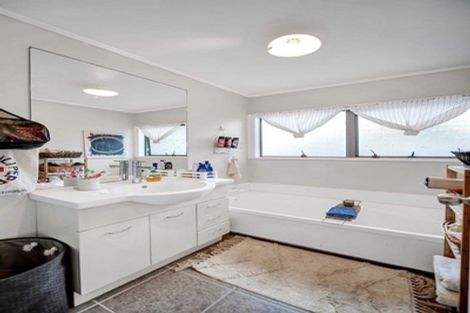 Photo of property in 424 Roscommon Road, Clendon Park, Auckland, 2103