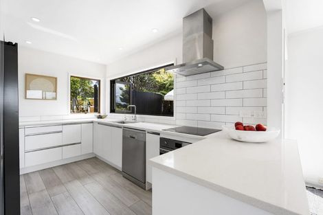Photo of property in 2/86 Seaview Road, Castor Bay, Auckland, 0620