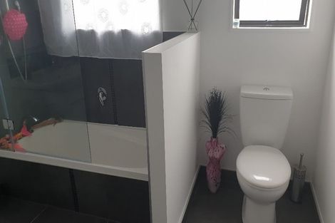 Photo of property in 1/186 East Coast Road, Forrest Hill, Auckland, 0620