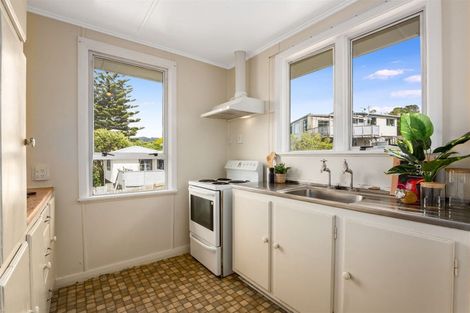 Photo of property in 2 Hiwi Crescent, Titahi Bay, Porirua, 5022