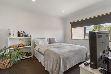 Photo of property in 2/76 Heathcote Road, Castor Bay, Auckland, 0620