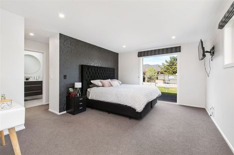 Photo of property in 40 Farquhars Road, Redwood, Christchurch, 8051