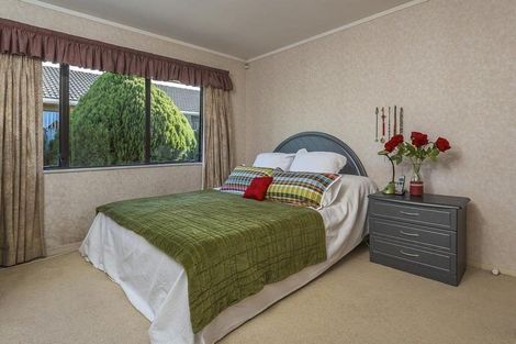 Photo of property in 16 Headcorn Place, Botany Downs, Auckland, 2010