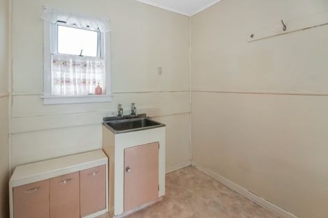 Photo of property in 15 Turakina Street, Merrilands, New Plymouth, 4312