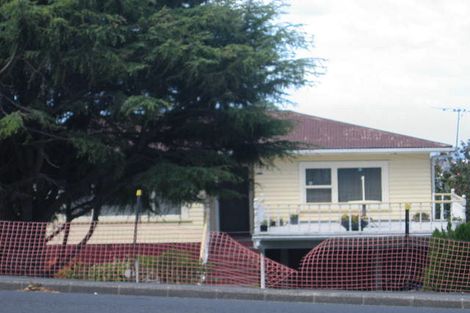 Photo of property in 443 Glenfield Road, Glenfield, Auckland, 0629