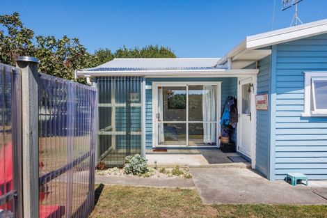 Photo of property in 15 Ferry Street, Foxton Beach, Foxton, 4815