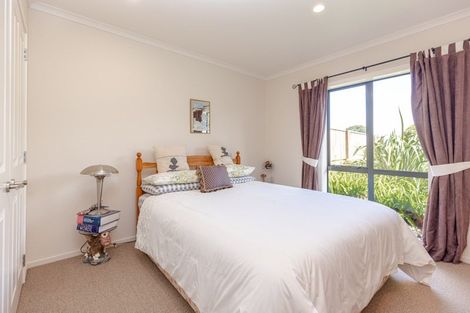 Photo of property in 35 Saint Oswalds Drive, Brunswick, 4571