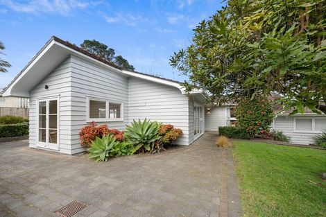 Photo of property in 18 Booralee Avenue, Botany Downs, Auckland, 2010