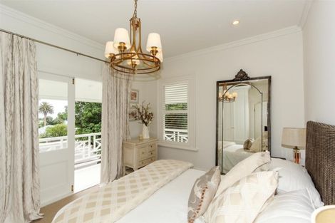 Photo of property in 28 Waiwaka Terrace, Strandon, New Plymouth, 4312