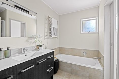 Photo of property in 12a Tower Hill, Stanmore Bay, Whangaparaoa, 0930