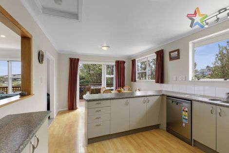 Photo of property in 6 Peach Tree Grove, Maungaraki, Lower Hutt, 5010