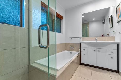 Photo of property in 84 Chelsea View Drive, Chatswood, Auckland, 0626