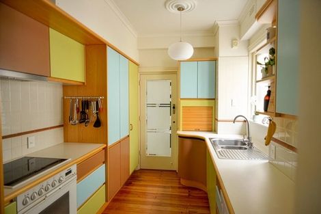 Photo of property in Sunhaven Flats, 262 Oriental Parade, Oriental Bay, Wellington, 6011