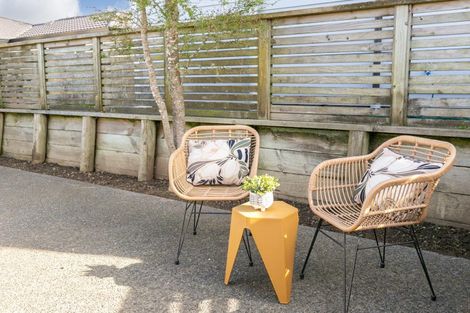 Photo of property in 11a Pinkerton Grove, Newlands, Wellington, 6037