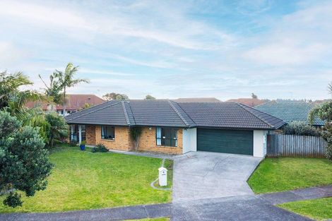 Photo of property in 8 Frank Bunce Grove, Flat Bush, Auckland, 2019