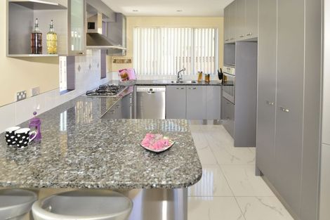 Photo of property in 10 Lupetti Rise, West Harbour, Auckland, 0618