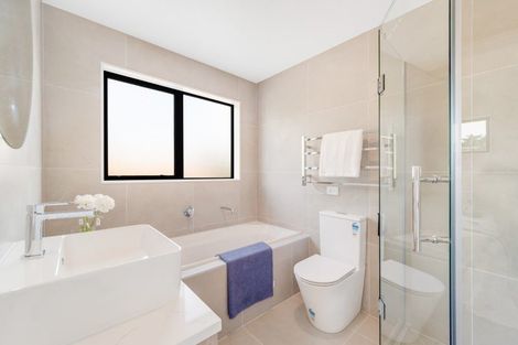 Photo of property in 140a Edgewater Drive, Pakuranga, Auckland, 2010