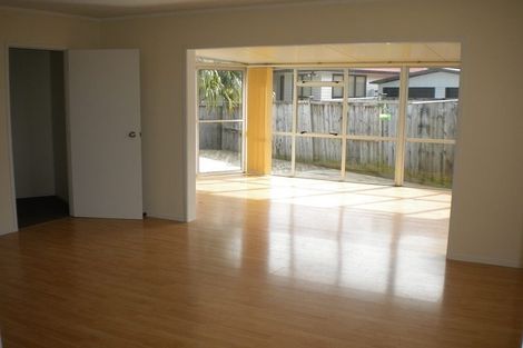 Photo of property in 100 Kemp Road, Massey, Auckland, 0614