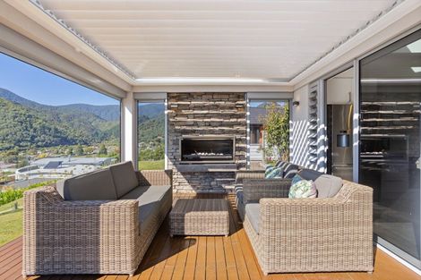 Photo of property in 16 Harbour View Heights, Picton, 7220