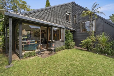 Photo of property in 11 Cannon Street, Westown, New Plymouth, 4310