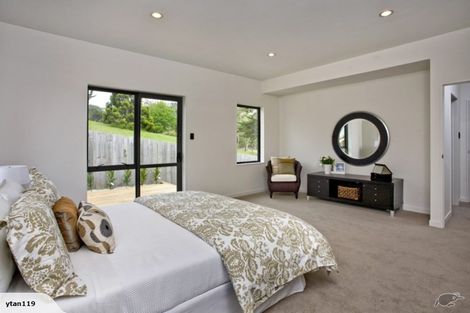 Photo of property in 10 Namsan Close, Fairview Heights, Auckland, 0632