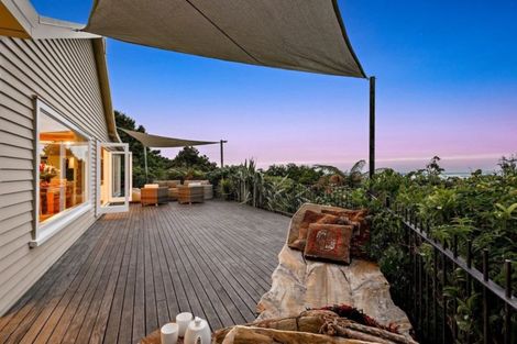 Photo of property in 37 Quinns Road, Waiatarua, Auckland, 0612