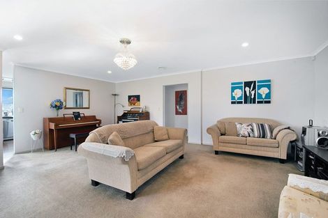 Photo of property in 14 Fairford Avenue, Henderson, Auckland, 0612