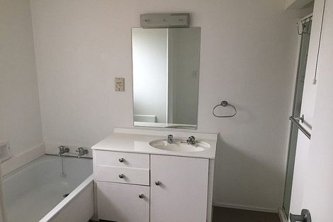 Photo of property in 2/104 East Coast Road, Forrest Hill, Auckland, 0620