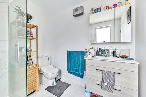 Photo of property in 2/24 Kelwyn Road, Kelston, Auckland, 0602