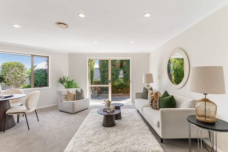 Photo of property in 5 Sunvista Avenue, Oteha, Auckland, 0632