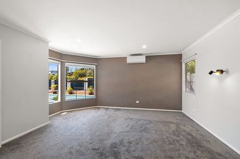 Photo of property in 11 Shelter Grove, Frankleigh Park, New Plymouth, 4310