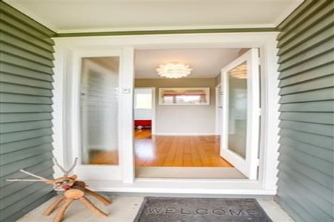 Photo of property in 13 Graham Avenue, Te Atatu Peninsula, Auckland, 0610