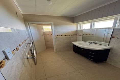 Photo of property in 25 Ellesmere Crescent, Pakuranga Heights, Auckland, 2010