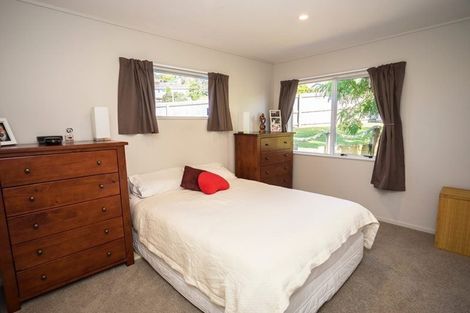 Photo of property in 68 Trias Road, Totara Vale, Auckland, 0629