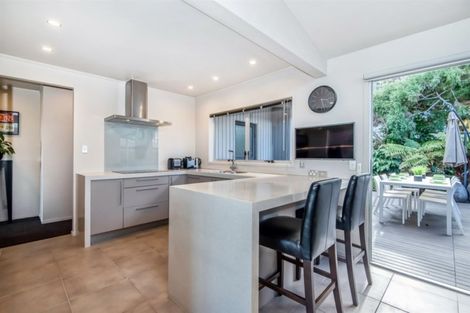 Photo of property in 42 Ravenwood Drive, Forrest Hill, Auckland, 0620