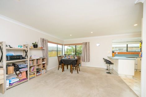 Photo of property in 27 Strachan Way, Highbury, Palmerston North, 4412