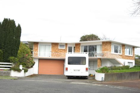 Photo of property in 14 Onslow Place, Merrilands, New Plymouth, 4312