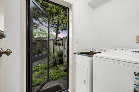 Photo of property in 40 Verdale Circle, Glen Eden, Auckland, 0602