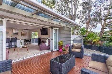 Photo of property in 15 Cajero Place, Green Bay, Auckland, 0604