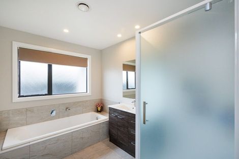 Photo of property in 71 Johnstone Drive, Fitzherbert, Palmerston North, 4410