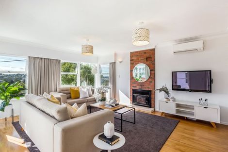 Photo of property in 33 Pupuke Road, Birkenhead, Auckland, 0627