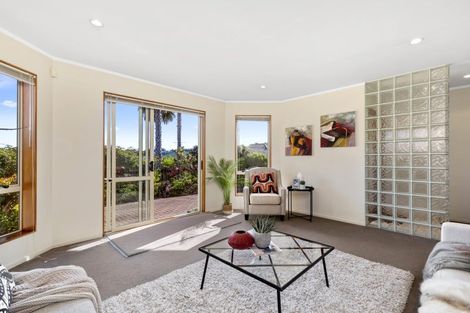 Photo of property in 11 Angel Way, Stanmore Bay, Whangaparaoa, 0932