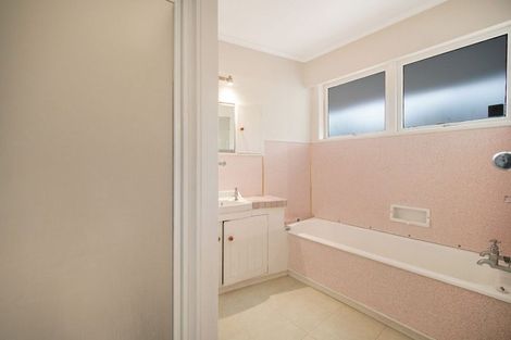 Photo of property in 392 Glenfield Road, Glenfield, Auckland, 0629