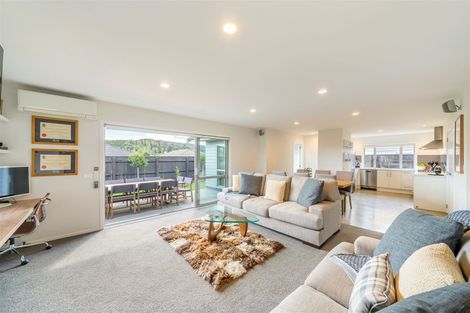 Photo of property in 77 Sunstone Crescent, Timberlea, Upper Hutt, 5018