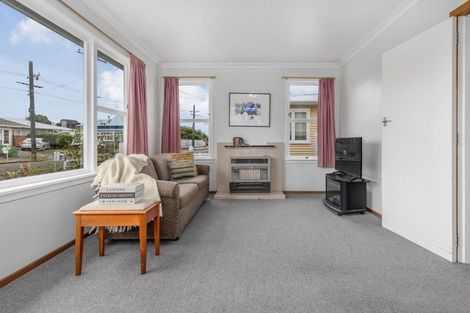 Photo of property in 11 Karaka Crescent, Levin, 5510